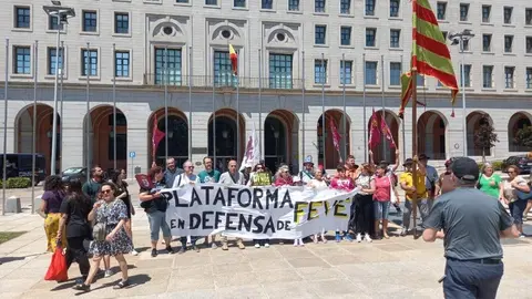 Más de 400 personas han acudido este sábado a la llamada de la Plataforma en Defensa del Ferrocarril de Vía Estrecha en León y han exigido a las puertas del Ministerio de Transportes soluciones para revitalizar el servicio del tren y su regreso hasta Padre Isla.