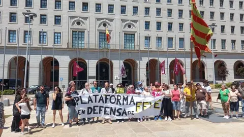 Más de 400 personas han acudido este sábado a la llamada de la Plataforma en Defensa del Ferrocarril de Vía Estrecha en León y han exigido a las puertas del Ministerio de Transportes soluciones para revitalizar el servicio del tren y su regreso hasta Padre Isla.