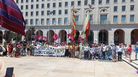Más de 400 personas han acudido este sábado a la llamada de la Plataforma en Defensa del Ferrocarril de Vía Estrecha en León y han exigido a las puertas del Ministerio de Transportes soluciones para revitalizar el servicio del tren y su regreso hasta Padre Isla.