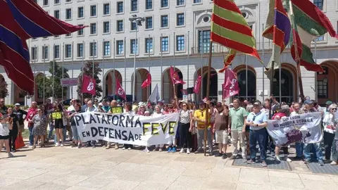Más de 400 personas han acudido este sábado a la llamada de la Plataforma en Defensa del Ferrocarril de Vía Estrecha en León y han exigido a las puertas del Ministerio de Transportes soluciones para revitalizar el servicio del tren y su regreso hasta Padre Isla.