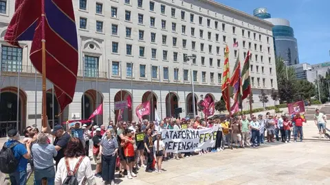 Más de 400 personas han acudido este sábado a la llamada de la Plataforma en Defensa del Ferrocarril de Vía Estrecha en León y han exigido a las puertas del Ministerio de Transportes soluciones para revitalizar el servicio del tren y su regreso hasta Padre Isla.