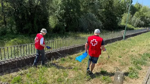 Voluntarios de Cruz Roja durante las tareas de limpieza de las riberas del  Torío