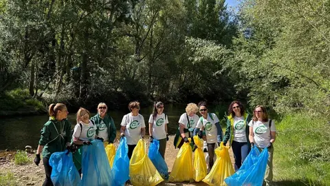 Voluntarios leoneses protagonizan recogidas de restos con motivo del Día Mundial del Medio Ambiente dentro del Proyecto Libera