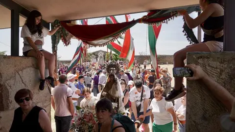 Romería de la Pascua de San Pentecostés en el Santuario de la Virgen de Castrotierra. / DAVID ARRANZ