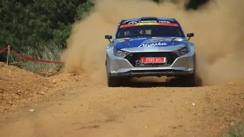 Gil Membrado impone su ley en el Rally Reino de León. El líder del Campeonato de España de Rally de Tierra se impone con autoridad en una prueba que dominó de principio a fin, relegando a Raúl Hernández al segundo puesto y con la retirada de Villanueva. Fotos: Isaac Llamazares