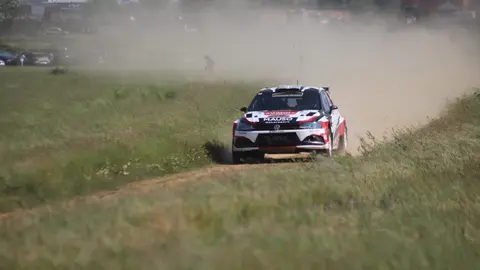 Gil Membrado impone su ley en el Rally Reino de León. El líder del Campeonato de España de Rally de Tierra se impone con autoridad en una prueba que dominó de principio a fin, relegando a Raúl Hernández al segundo puesto y con la retirada de Villanueva. Fotos: Isaac Llamazares