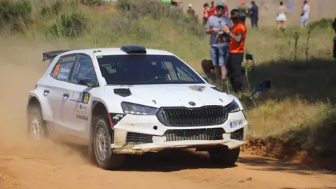 Gil Membrado impone su ley en el Rally Reino de León. El líder del Campeonato de España de Rally de Tierra se impone con autoridad en una prueba que dominó de principio a fin, relegando a Raúl Hernández al segundo puesto y con la retirada de Villanueva. Fotos: Isaac Llamazares