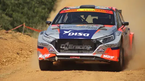 Gil Membrado impone su ley en el Rally Reino de León. El líder del Campeonato de España de Rally de Tierra se impone con autoridad en una prueba que dominó de principio a fin, relegando a Raúl Hernández al segundo puesto y con la retirada de Villanueva. Fotos: Alba