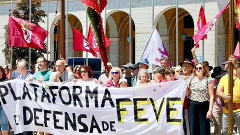 La Plataforma en Defensa de Feve de León organiza una concentración frente a la sede del Ministerio de Transportes y Movilidad bajo el lema ‘En defensa de la Feve’.