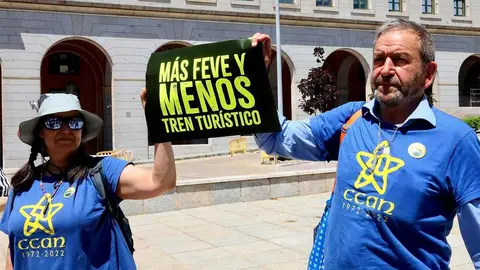 La Plataforma en Defensa de Feve de León organiza una concentración frente a la sede del Ministerio de Transportes y Movilidad bajo el lema ‘En defensa de la Feve’.