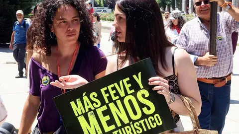 La Plataforma en Defensa de Feve de León organiza una concentración frente a la sede del Ministerio de Transportes y Movilidad bajo el lema ‘En defensa de la Feve’.