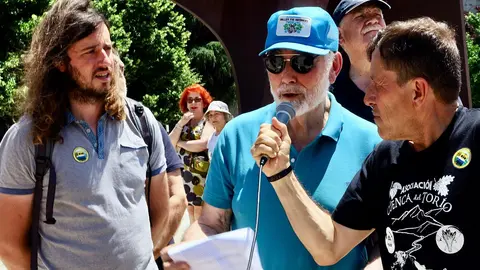 La Plataforma en Defensa de Feve de León organiza una concentración frente a la sede del Ministerio de Transportes y Movilidad bajo el lema ‘En defensa de la Feve’.