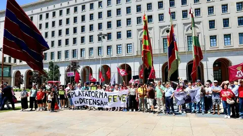 La Plataforma en Defensa de Feve de León organiza una concentración frente a la sede del Ministerio de Transportes y Movilidad bajo el lema ‘En defensa de la Feve’.