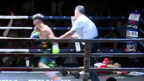 Barrul celebra su victoria con su rival ko.