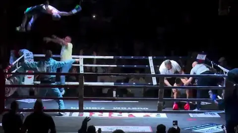 Barrul vuela sobre el ring tras conseguir la victoria.