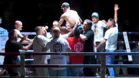 Barrul, a hombros con sus seguidores