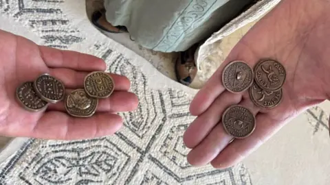 La celebración de Astures y Romanos de Astorga calienta motores con la presentación de las monedas oficiales de este año de ambos bandos. / A. ASTURES Y ROMANOS