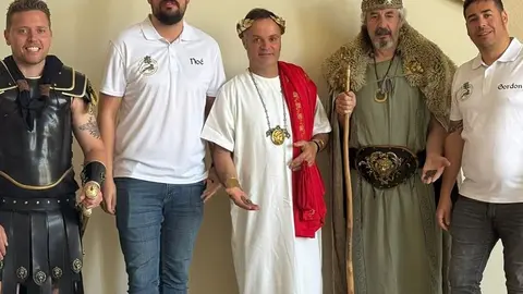 La celebración de Astures y Romanos de Astorga calienta motores con la presentación de las monedas oficiales de este año de ambos bandos. / A. ASTURES Y ROMANOS