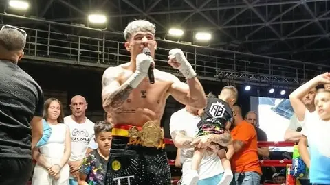 Barrul celebra el título ante una Pabellón leonés entregado