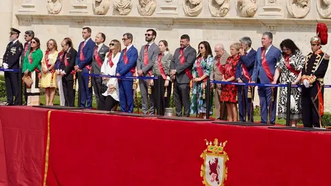 Entrega de los títulos de Hijos Adoptivos de la Ciudad de León. / CAMPILLO