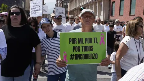 Manifestación de la plataforma Oncobierzo para reclamar mejoras en el Servicio de Oncología del Hospital del Bierzo y en toda la sanidad de la comarca bajo el lema 'Por mí'. Foto: César Sánchez