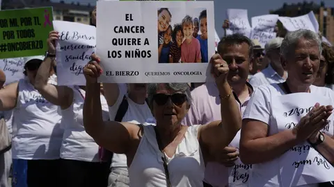 Manifestación de la plataforma Oncobierzo para reclamar mejoras en el Servicio de Oncología del Hospital del Bierzo y en toda la sanidad de la comarca bajo el lema 'Por mí'. Foto: César Sánchez