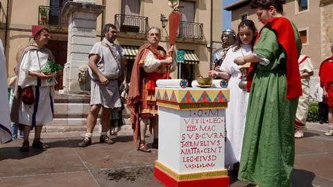 Acto del Natalicio en León con entrega del águila legionaria y ritual sacrificatorio, tras el desfile legionario. / CAMPILLO