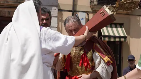 Acto del Natalicio en León con entrega del águila legionaria y ritual sacrificatorio, tras el desfile legionario. / CAMPILLO