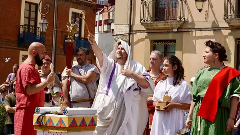 Acto del Natalicio en León con entrega del águila legionaria y ritual sacrificatorio, tras el desfile legionario. / CAMPILLO