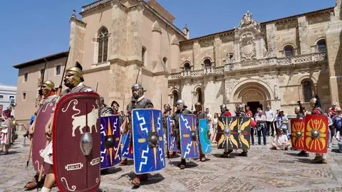 Acto del Natalicio en León con entrega del águila legionaria y ritual sacrificatorio, tras el desfile legionario. / CAMPILLO