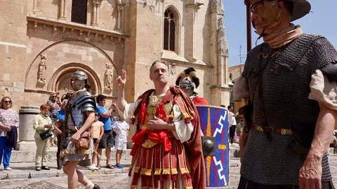 Acto del Natalicio en León con entrega del águila legionaria y ritual sacrificatorio, tras el desfile legionario. / CAMPILLO