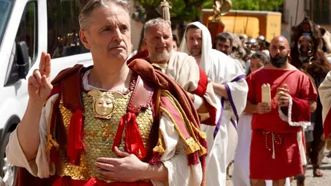 Acto del Natalicio en León con entrega del águila legionaria y ritual sacrificatorio, tras el desfile legionario. / CAMPILLO