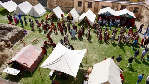 Acto del Natalicio en León con entrega del águila legionaria y ritual sacrificatorio, tras el desfile legionario. / CAMPILLO