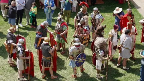 Acto del Natalicio en León con entrega del águila legionaria y ritual sacrificatorio, tras el desfile legionario. / CAMPILLO