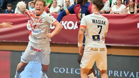 El Abanca Ademar se mide a un FC Barcelona intratable al que es imposible frenar en la cancha de juego.