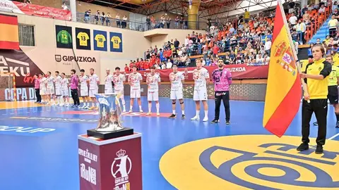 El Abanca Ademar se mide a un FC Barcelona intratable al que es imposible frenar en la cancha de juego.