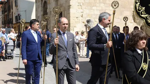 La imagen de la Virgen de la Alegría ha recorrido las calles cercanas a la capilla de Santa Nonia, acompañada por el sonido de la dulzaina y el tamboril. Fotos: Isaac Llamazares