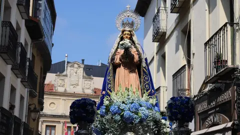 La imagen de la Virgen de la Alegría ha recorrido las calles cercanas a la capilla de Santa Nonia, acompañada por el sonido de la dulzaina y el tamboril. Fotos: Isaac Llamazares