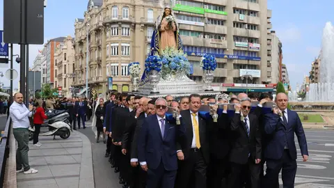 La imagen de la Virgen de la Alegría ha recorrido las calles cercanas a la capilla de Santa Nonia, acompañada por el sonido de la dulzaina y el tamboril. Fotos: Isaac Llamazares
