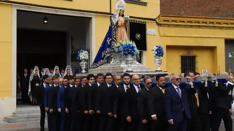 La imagen de la Virgen de la Alegría ha recorrido las calles cercanas a la capilla de Santa Nonia, acompañada por el sonido de la dulzaina y el tamboril. Fotos: Isaac Llamazares