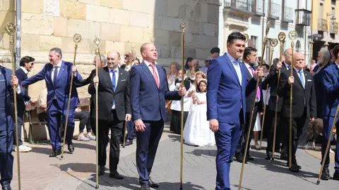 La imagen de la Virgen de la Alegría ha recorrido las calles cercanas a la capilla de Santa Nonia, acompañada por el sonido de la dulzaina y el tamboril. Fotos: Isaac Llamazares