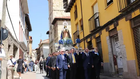 La imagen de la Virgen de la Alegría ha recorrido las calles cercanas a la capilla de Santa Nonia, acompañada por el sonido de la dulzaina y el tamboril. Fotos: Isaac Llamazares