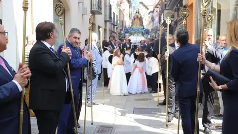 La imagen de la Virgen de la Alegría ha recorrido las calles cercanas a la capilla de Santa Nonia, acompañada por el sonido de la dulzaina y el tamboril. Fotos: Isaac Llamazares