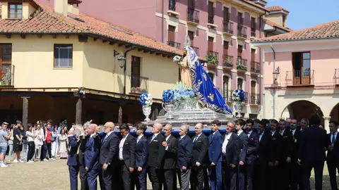 La imagen de la Virgen de la Alegría ha recorrido las calles cercanas a la capilla de Santa Nonia, acompañada por el sonido de la dulzaina y el tamboril. Fotos: Isaac Llamazares