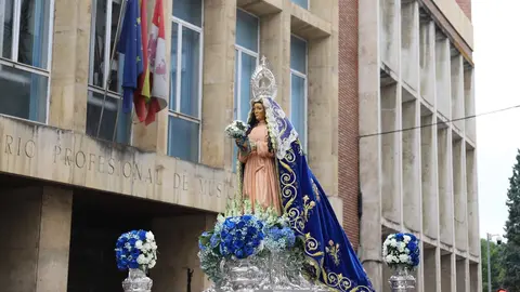 La imagen de la Virgen de la Alegría ha recorrido las calles cercanas a la capilla de Santa Nonia, acompañada por el sonido de la dulzaina y el tamboril. Fotos: Isaac Llamazares