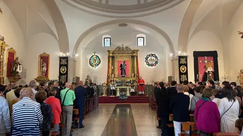 La imagen de la Virgen de la Alegría ha recorrido las calles cercanas a la capilla de Santa Nonia, acompañada por el sonido de la dulzaina y el tamboril. Fotos: Obispado