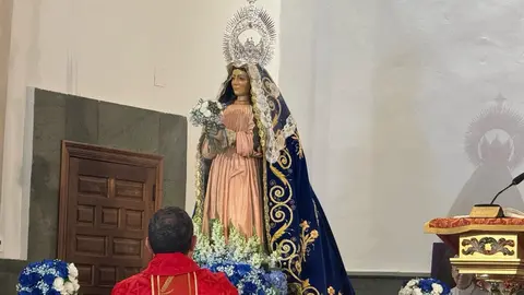 La imagen de la Virgen de la Alegría ha recorrido las calles cercanas a la capilla de Santa Nonia, acompañada por el sonido de la dulzaina y el tamboril. Fotos: Obispado