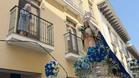 La imagen de la Virgen de la Alegría ha recorrido las calles cercanas a la capilla de Santa Nonia, acompañada por el sonido de la dulzaina y el tamboril. Fotos: Obispado