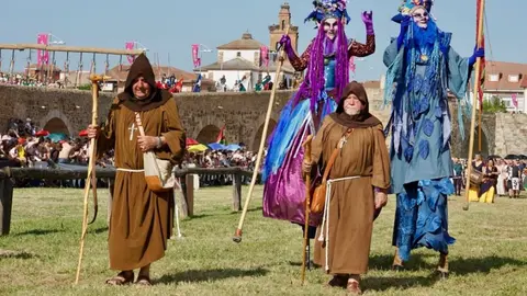 591 años después, Hospital de Órbigo se transforma en un vibrante escenario medieval donde miles de visitantes, la fábrica láctea Mondélez y el recuerdo de Leonor de Tovar se entrelazan en unas Justas declaradas de Interés Turístico Regional. Foto: Campillo
