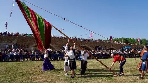 591 años después, Hospital de Órbigo se transforma en un vibrante escenario medieval donde miles de visitantes, la fábrica láctea Mondélez y el recuerdo de Leonor de Tovar se entrelazan en unas Justas declaradas de Interés Turístico Regional. Foto: Campillo